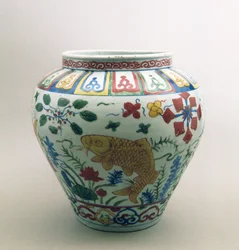 Kugelförmiges Gefäß mit Fisch- und Blumenmotiven, Chia Ching-Periode (1522-66)
